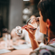 Ilustración para el artículo titulado Cómo adivinar si un vino merece la pena solo mirando la etiqueta